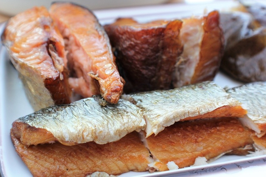 Mięso ryb wędzone na gorąco powinno być delikatne, soczyste...