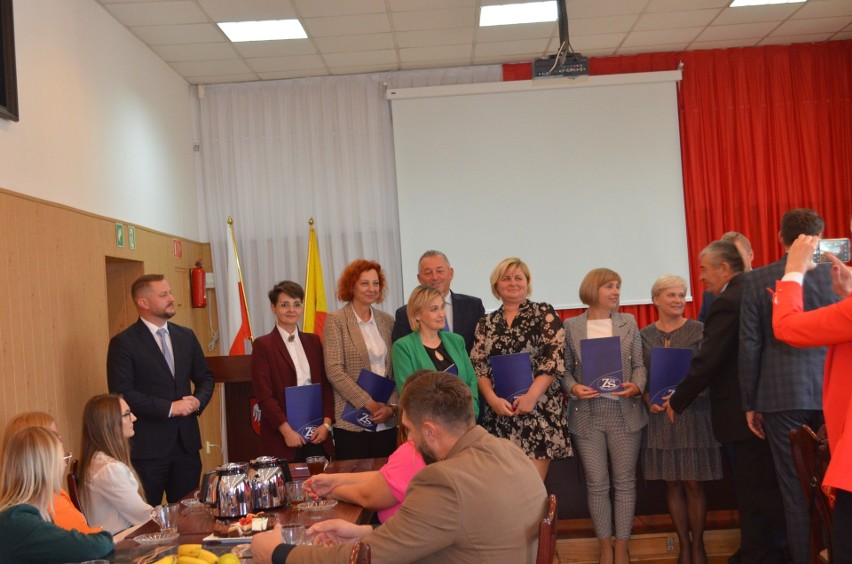 Nagrody dla nauczycieli i dyrektorów ze szkół i placówek oświatowych z powiatu makowskiego
