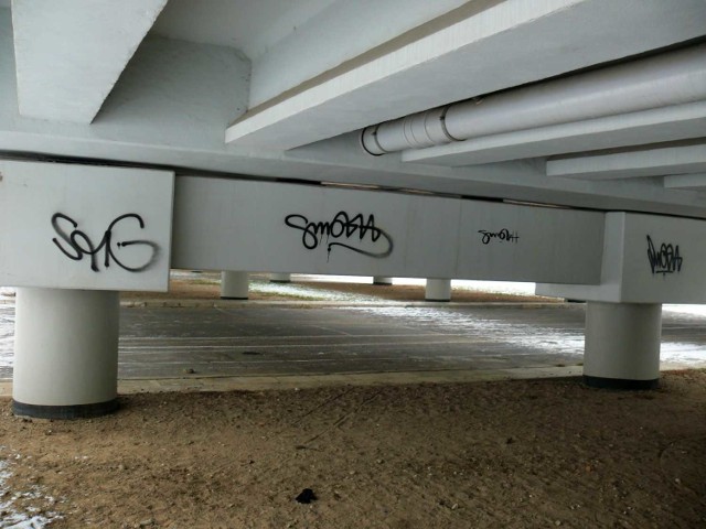Graffiti na wiadukcie wykonane przez szesnastolatków.