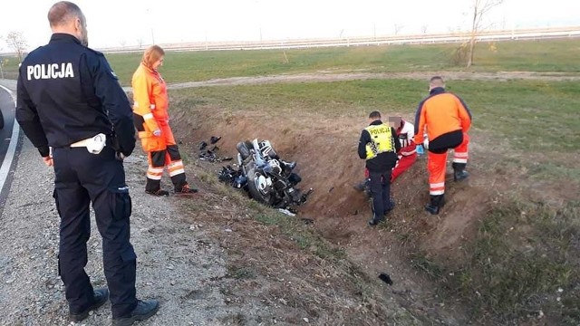 Do wypadku doszło w sobotę, 17 listopada, na ul. Szczecińskiej w Gorzowie.Wyapdek miał miejsce po godz. 16.00. 46-letni motocyklista wyjaśniał policjantom, że na drogę wbiegło małe zwierzę. Chcąc uniknąć najechania na nie, zahamował i wtedy wypadł z drogi na pobocze.Ranny motocyklista został przewieziony do szpitala. – Mężczyzna  ma podejrzenie złamania nogi – mówi podkom. Grzegorz Jaroszewicz z zespołu prasowego lubuskiej policji.
