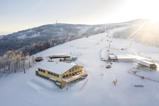 W Beskidach warunki do jazdy na nartach są dobre i bardzo dobre. Właściciele ośrodków i turyści czekają na 12 lutego