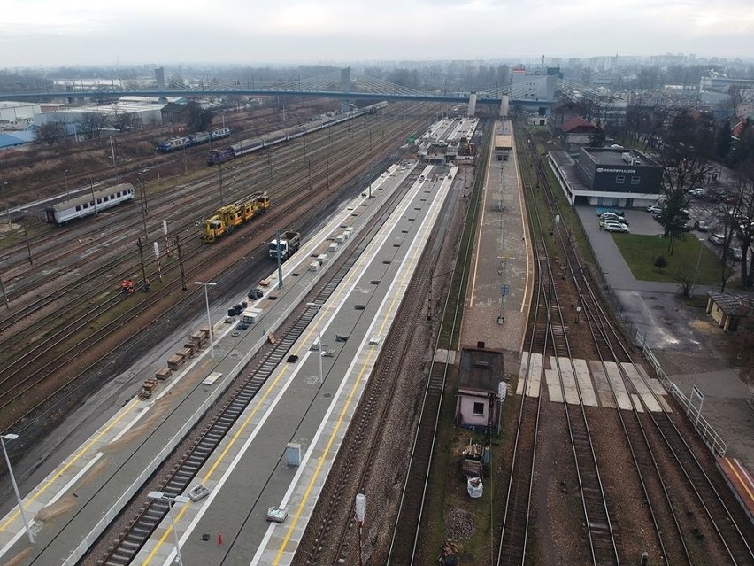 Kraków. Zobacz, jak zmienia się przebudowywana stacja kolejowa w Płaszowie [ZDJĘCIA]