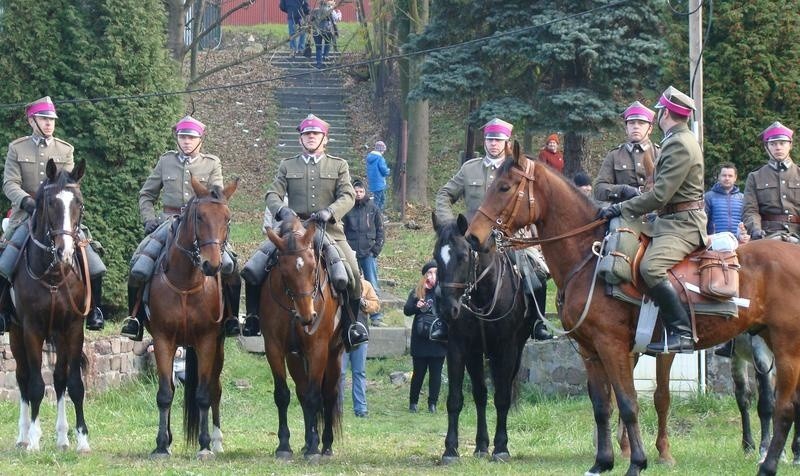 Ułani ze Szwadronu Kawalerii Ochotniczej im. Pileckiego na bulwarach w Oświęcimiu