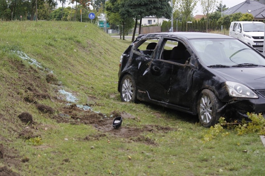 Wypadek w Środzie Wielkopolskiej. 25-letni kierowca jechał za szybko i wypadł z drogi