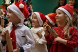 Przedszkolaki w Urzędzie Miasta i Gminy w Chmielniku. Dzieciaki ubrały piękną choinkę i spotkały się z Mikołajem