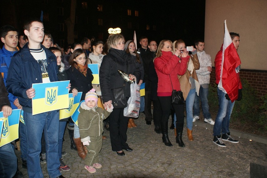 Uczestnicy spotkania przed WSB solidaryzują się z narodem...