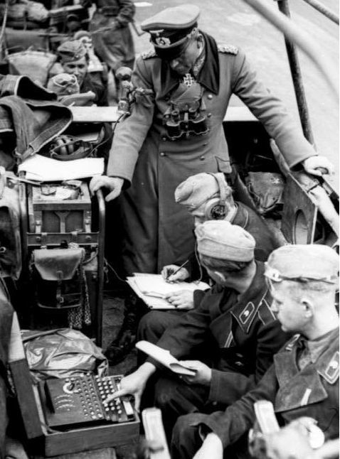 Generał Heinz Guderian i szyfranci pracujący na Enigmie podczas kampanii we Francji w 1940 roku [1]