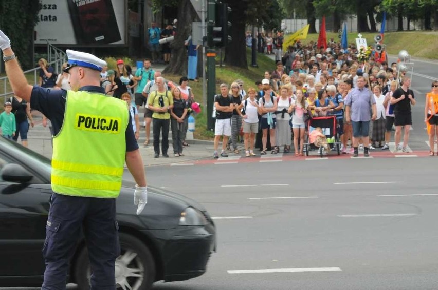 Pielgrzymi wyruszyli w drogę na Jasną Górę [ZDJĘCIA]