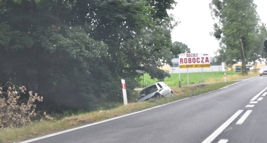 Wypadek w Dąbrówce Leśnej, w gminie Oborniki. Wśród poszkodowanych są dzieci