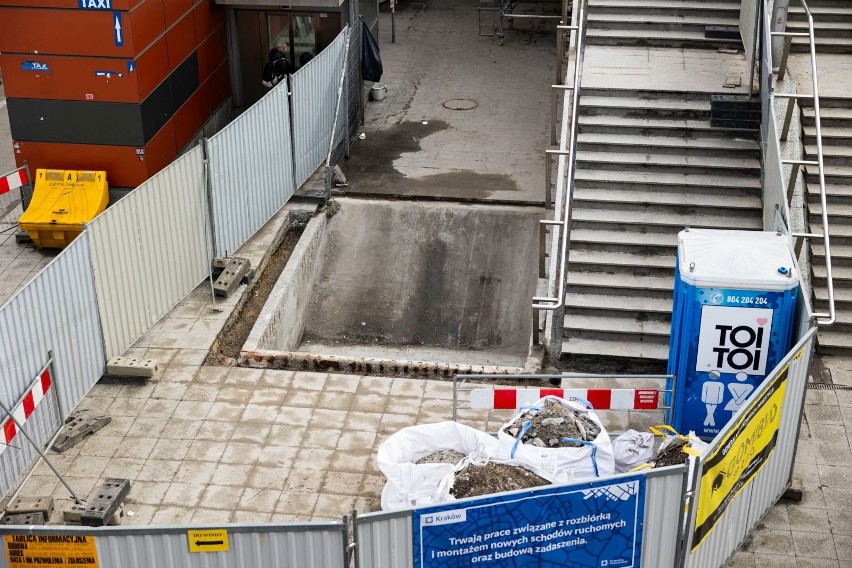 Wymiana schodów przy dworcu MDA. Kraków czeka na dostawę z Chin