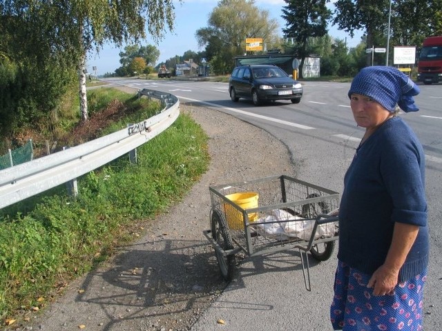 Brak szerokiego pobocza powoduje, że rolnicy, jadący na pola od strony Baranowa, idą wzdłuż ruchliwej Wisłostrady.