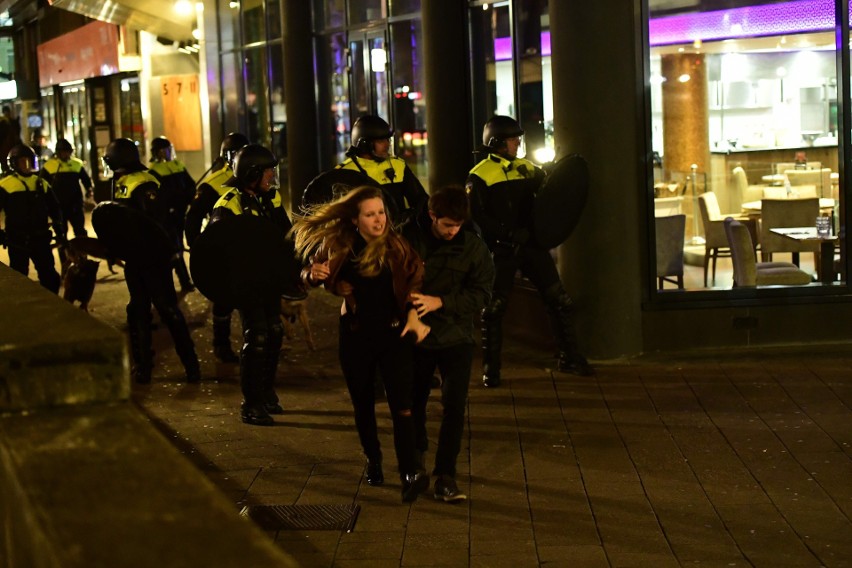 Konflikt na linii Holandia - Turcja. Zamieszki przed konsulatem w Rotterdamie [ZDJĘCIA] [VIDEO]