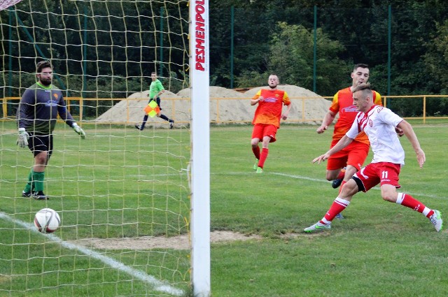 Eryk Ceglarz strzela szóstą bramkę dla Soły Oświęcim w meczu Pucharu Polski przeciwko Zgodzie Malec.