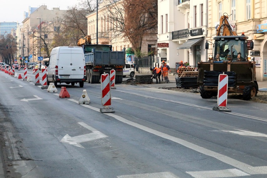 Zmiany na Krakowskim Przedmieściu: więcej drzew – mniej miejsc do parkowania samochodów