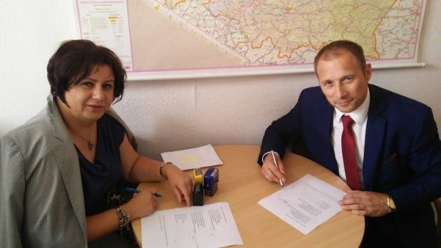 Burmistrz Szydłowca Artur Ludew oraz skarbniczka gminy Iwona Czarnota podczas podpisania umowy.