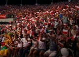 Rekord świata w machaniu biało-czerwonymi chorągiewkami na otwarcie Igrzysk Polonijnych w Kielcach - zobacz film