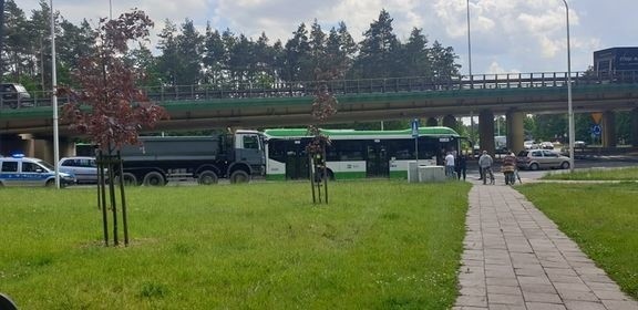 Białystok. Ciężarówka najechała na autobus komunikacji miejskiej. Jedna osoba jest ranna