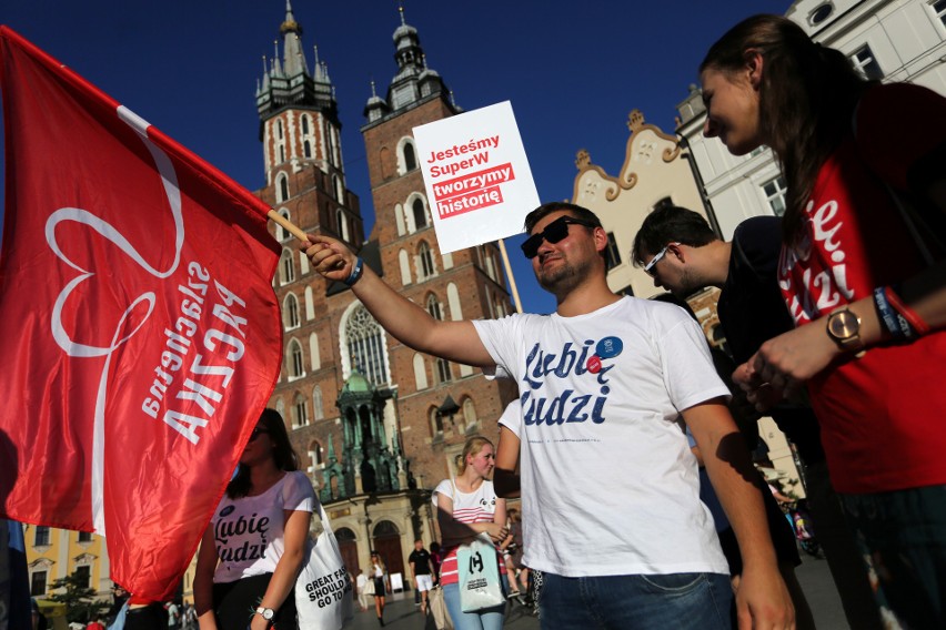 Przedstawiciele Szlachetnej Paczki zachęcali na Rynku Głównym w Krakowie, by do nich dołączyć