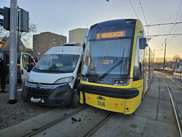 Kolizja tramwaju z busem na ul. Szosa Chełmińska w Toruniu