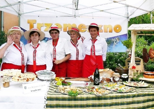 Alicja Michalska, Maria Dziel, Wanda Baran, Teresa Łukomska i Maria Dłutkowska reprezentowały  KGW Kruchowo na gnieźnieńskiej imprezie kulinarnej.    