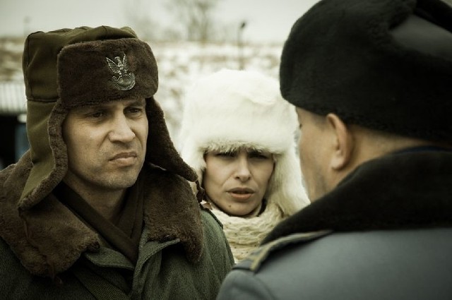 Robert Wrzosek jest ulubionym aktorem  Konrada Łęckiego. Na zdjęciu w scenie z filmu Grudniowe rozmowy z Moniką Markiewicz i Jarosławem Witaszczykiem.