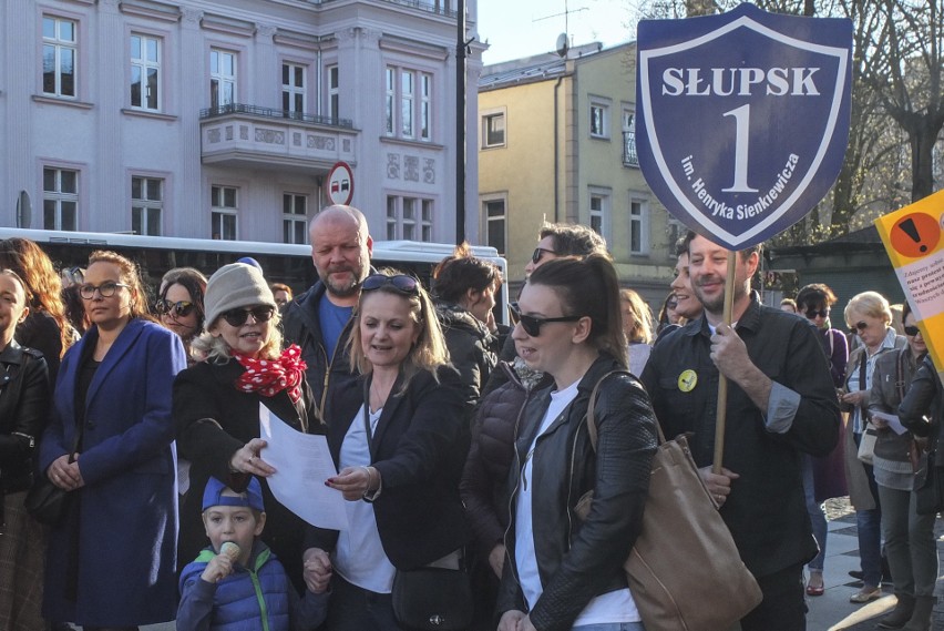 Nauczyciele protestowali w Słupsku (wideo, zdjęcia)
