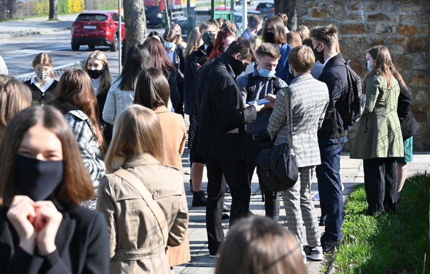 Matura 2021 z języka polskiego. Znów doszło do przecieków? Internauci poszukiwali frazy "motyw ambicji". Mamy komentarze uczniów