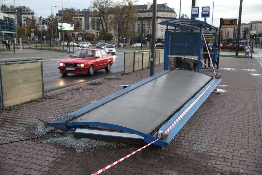 Samochód wjechał w przystanek w centrum Krakowa. Jedna osoba ranna