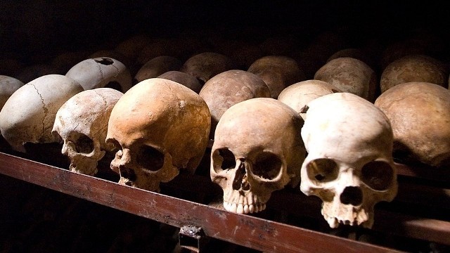 Czaszki ofiar ludobójstwa w Rwandzie. Jest to element miejsca upamiętnienia masakry, znajdujący się w mieście Nyamata.