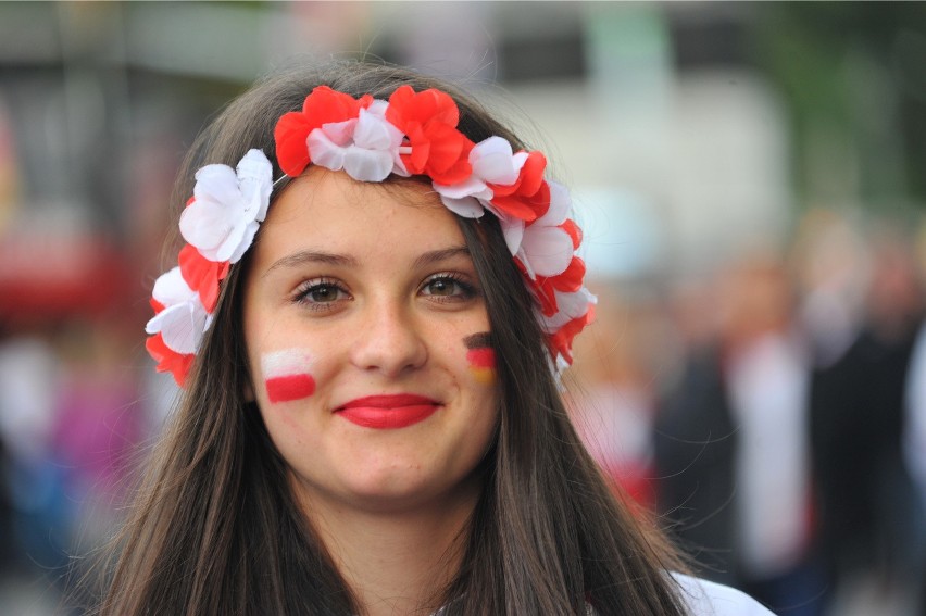 Polscy kibice w drodze na Commerzbank Arena we Frankfurcie...