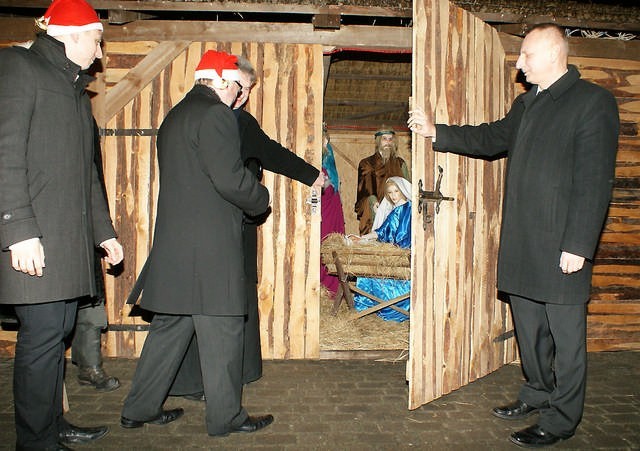Na Rynku świąteczne życzenia złożyli inowrocławianom prezydent Ryszard Brejza oraz ks. prałat Leszek Kaczmarek. Następnie wraz z posłami Grzegorzem Roszakiem i Krzysztofem Brejzą otworzyli drewniane wrota szopki.