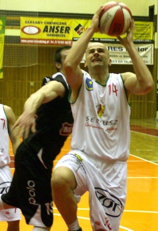 Koszykarze tarnobrzeskiej Siarki (z piłką Krzysztof Zych) są rewelacją w rozgrywkach pierwszej ligi, a to może skończyć się historycznym sukcesem
