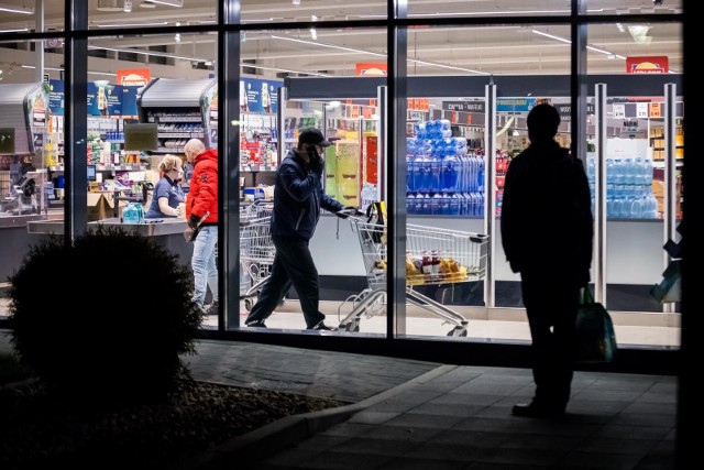 Brak handlu w niedzielę każe robić zakupy nawet w późnych godzinach wieczornych, na czym też wygrywają duże sieci - sklepy otwarte do 23.00, niż małe sklepiki.