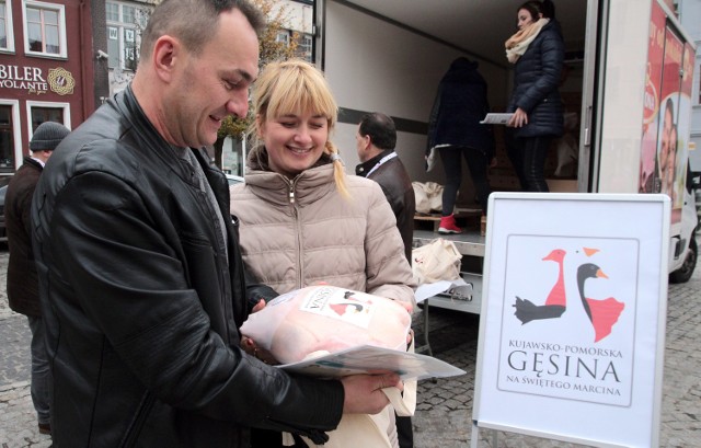 Pracownicy delegatury Urzędu Marszałkowskiego rozdali dziś na Rynku w Grudziądzu 134 gęsie tuszki. To nagrody w konkursie organizowanym co roku przez marszałka wspólnie z "Gazetą Pomorską".