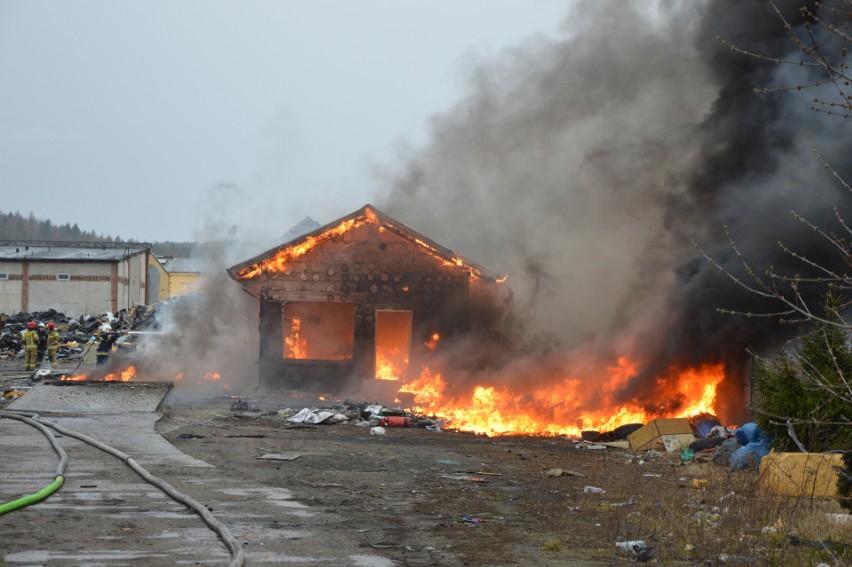 Duży pożar na nielegalnym złomowisku w Lęborku 7.04.2022. Na miejscu 14 zastępów straży pożarnej. Wstrzymany ruch pociągów