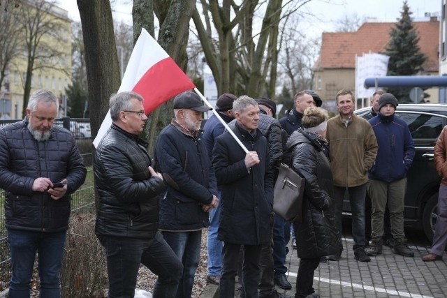 Tak oszukani rolnicy pikietowali przed Prokuraturą Okręgową w Toruniu w lutym ub.r. Szanse na odzyskanie pieniędzy mają skromne, ale oczekują przynajmniej pociągniecia do odpowiedzialności i ukarania winnych ich krzywdy. Poszkodowanych przez grupę "Ziarno" zostało pół tysiąca rolników.