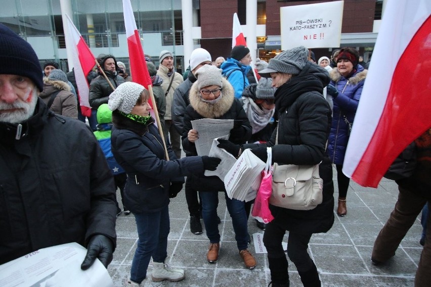 Protest w Kielcach przeciwko rządowi: -  To już przechodzi wszelkie granice