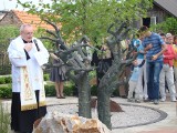 Proszowice. 10 lat temu w ogrodzie biblijnym odsłonięto rzeźby Karola Badyny [ZDJĘCIA]