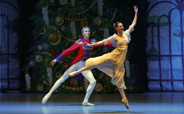 Na scenie grudziądzkiego teatru przy pełnej widowni Ukraiński Balet Klasyczny z Kijowa wystawił "Dziadka do orzechów" Piotra Czajkowskiego. Balet z orkiestrą.