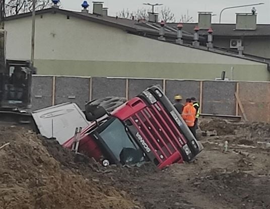 We Wrocławiu ciężarówka wpadła do wykopu z ludźmi. W wypadku...