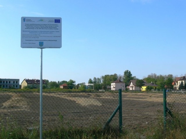 Remont boiska w Trześni, w gminie Gorzyce wraz z otaczającą infrastrukturą zakończy się dopiero jesienią tego roku