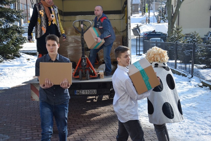 Przyjechała ciężarówka, a w niej tysiąc książek dla szkoły w Jerzmanowicach [ZDJĘCIA]