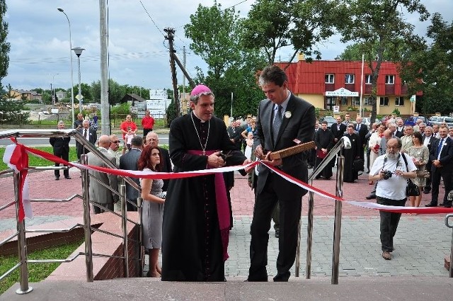 W otwarciu nowego Urzędu Gminy w Łoniowie uczestniczyli biskup Krzysztof Nitkiewicz i marszałek województwa świętokrzyskiego Adam Jarubas.