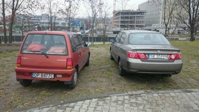 Samochody zaparkowane na trawniku w Strefie Kultury w...