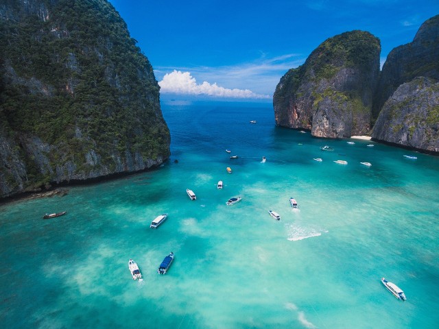 W scenerii tajskich plaż nakręcono kilka znanych filmów, np. "Niebiańską plażę" z Leonardo DiCaprio z 2000 r.