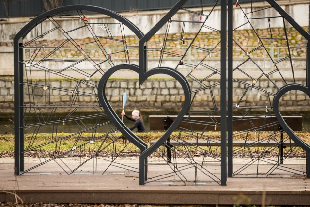 Może wybierzecie się na romantyczny spacer? Przypominamy o Kadrze na miłość - nowej instalacji na skwerze nad Brdą przy moście Bernardyńskim, na której zakochane pary mogą zawieszać kłódki, symbol miłości.