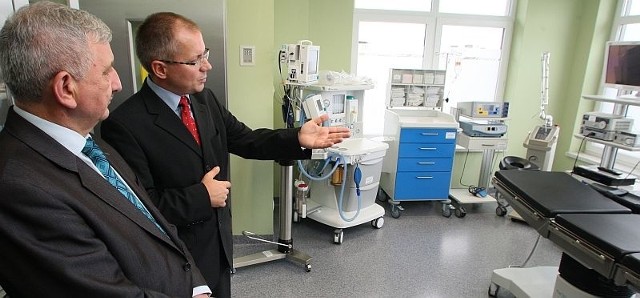 Dr n. med. Sławomir Okła, specjalista otolaryngolog prezentuje nowocześnie wyposażony blok operacyjny w nowym Centrum Medycznym Neomed.