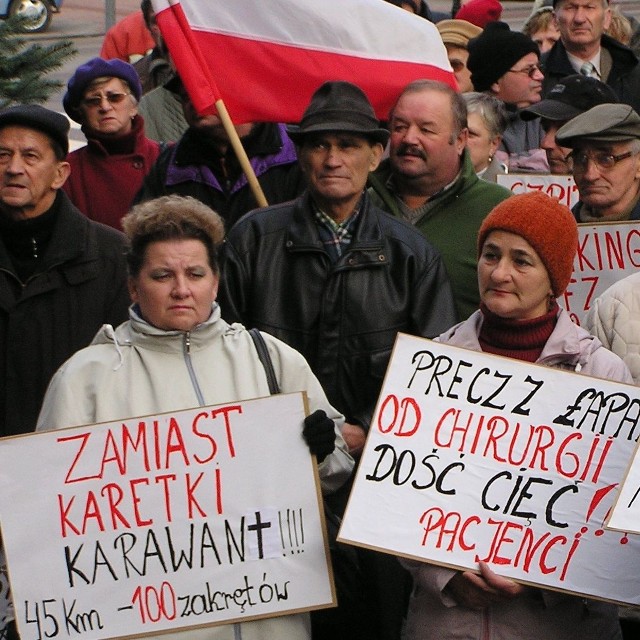 Przed miasteckim ratuszem rozsierdzeni mieszkancy. Protestowali przeciwko likwidacji oddzialu chirurgii w Miastku. W pikiecie wzielo udzial kilkaset osób.