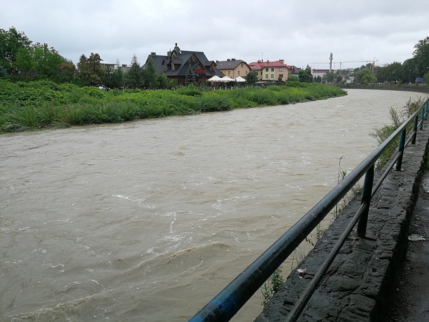 Przekroczone stany alarmowe na Dunajcu i Kamienicy. Najwyższy stopień zagrożenia