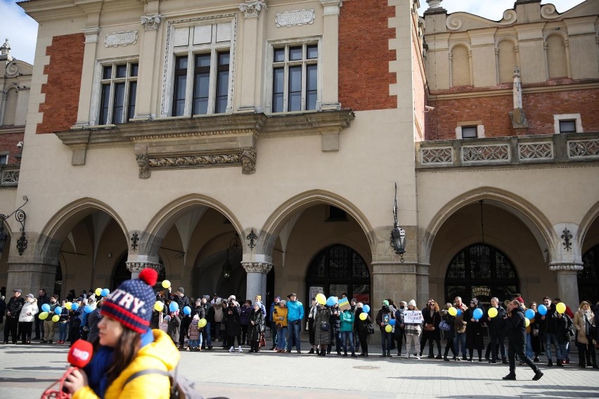 Kraków. Na Rynku Głównym utworzono żywy łańcuch solidarności z Ukrainą